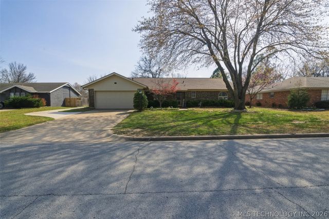 543 Meadowood Drive, Broken Arrow, OK 74011