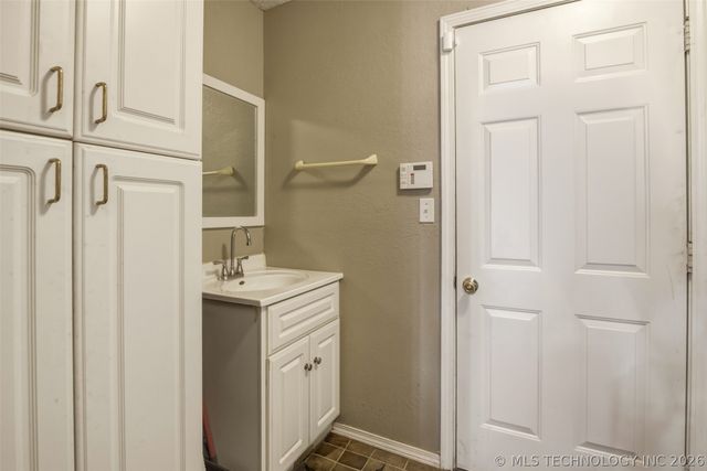 543 Meadowood Drive, Broken Arrow, OK 74011