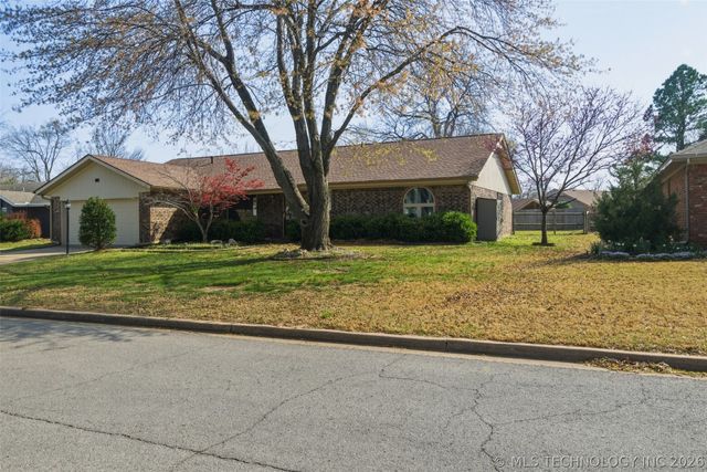 543 Meadowood Drive, Broken Arrow, OK 74011