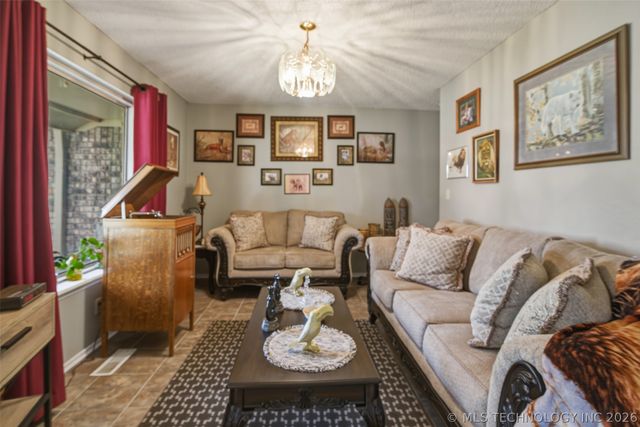 543 Meadowood Drive, Broken Arrow, OK 74011