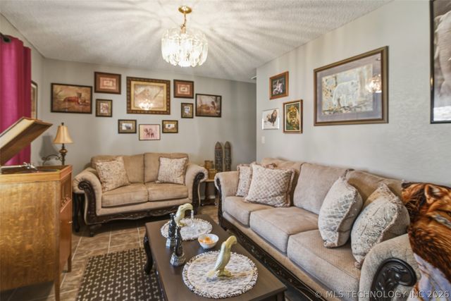 543 Meadowood Drive, Broken Arrow, OK 74011