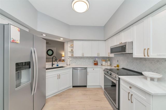 6835 FAIRVIEW TERRACE 6835, Bradenton, FL 34203