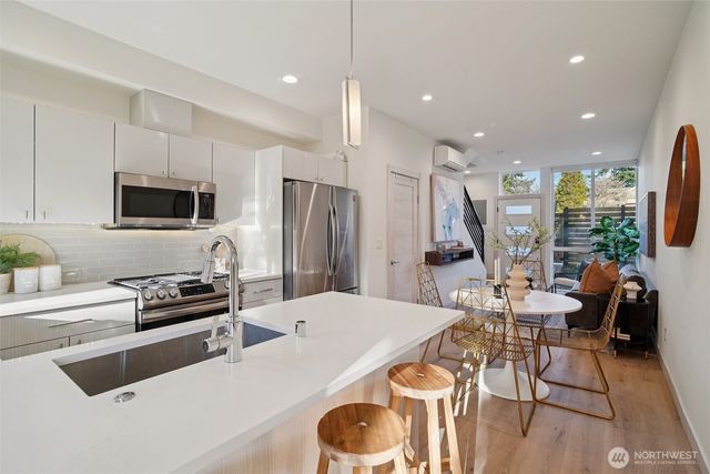 7207 12th Avenue NE, Seattle, WA 98115