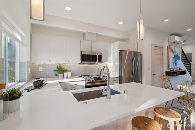 7207 12th Avenue NE, Seattle, WA 98115