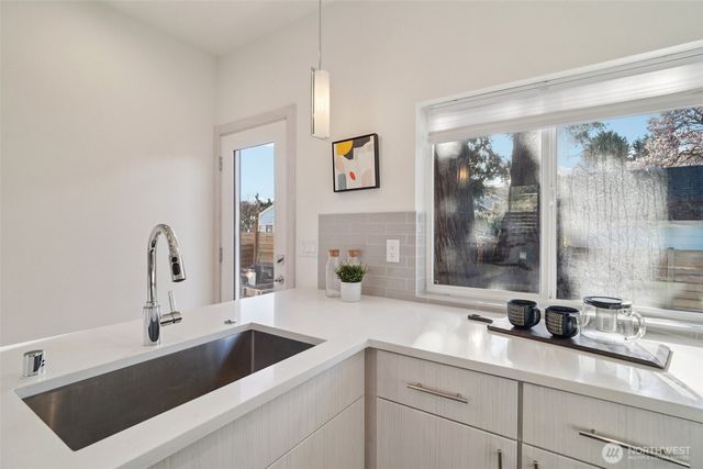 7207 12th Avenue NE, Seattle, WA 98115