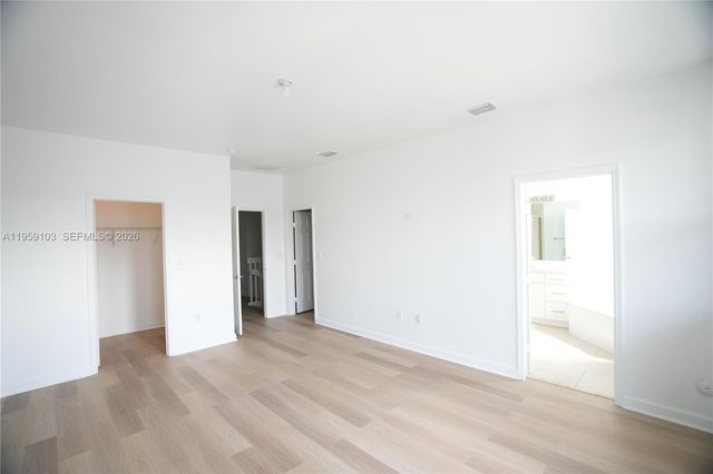 10464 NW 61st Ln, Doral, FL 33178