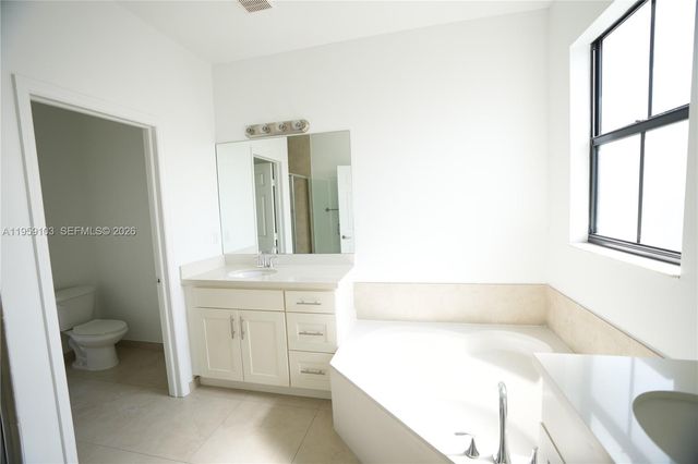 10464 NW 61st Ln, Doral, FL 33178