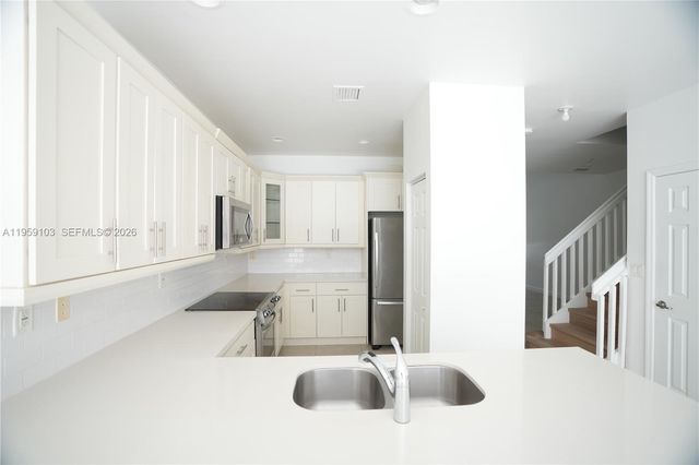 10464 NW 61st Ln, Doral, FL 33178