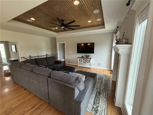 22905 S Creekview Drive, Peculiar, MO 64078
