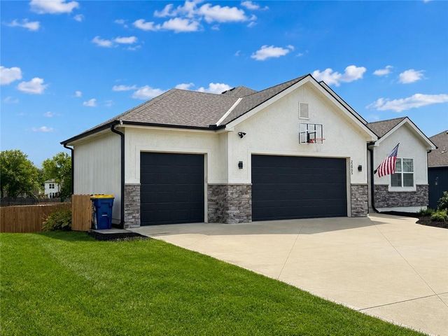 22905 S Creekview Drive, Peculiar, MO 64078
