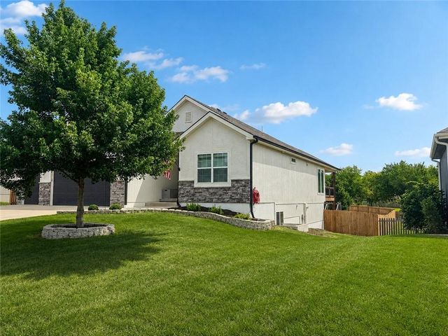22905 S Creekview Drive, Peculiar, MO 64078