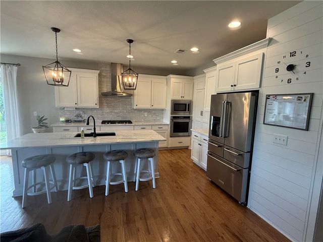 22905 S Creekview Drive, Peculiar, MO 64078