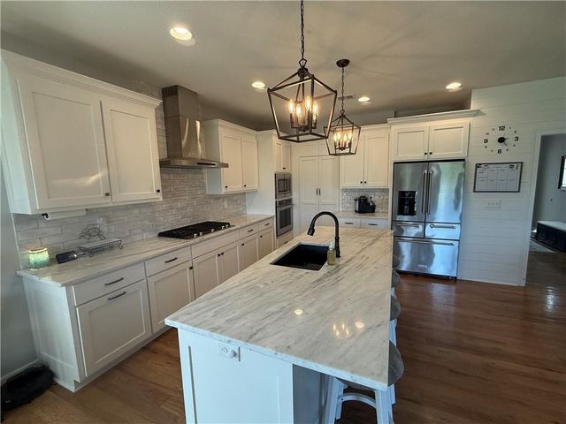 22905 S Creekview Drive, Peculiar, MO 64078