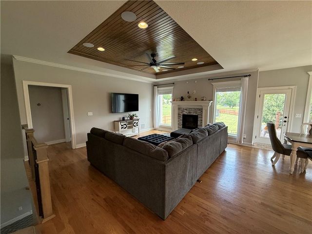 22905 S Creekview Drive, Peculiar, MO 64078