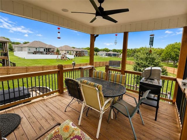 22905 S Creekview Drive, Peculiar, MO 64078