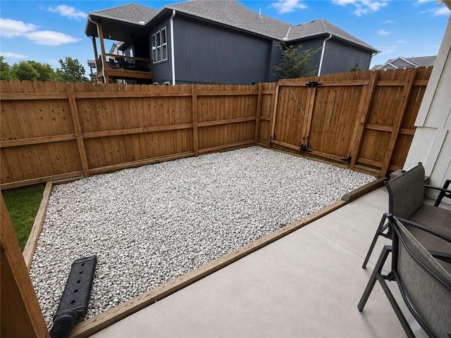 22905 S Creekview Drive, Peculiar, MO 64078