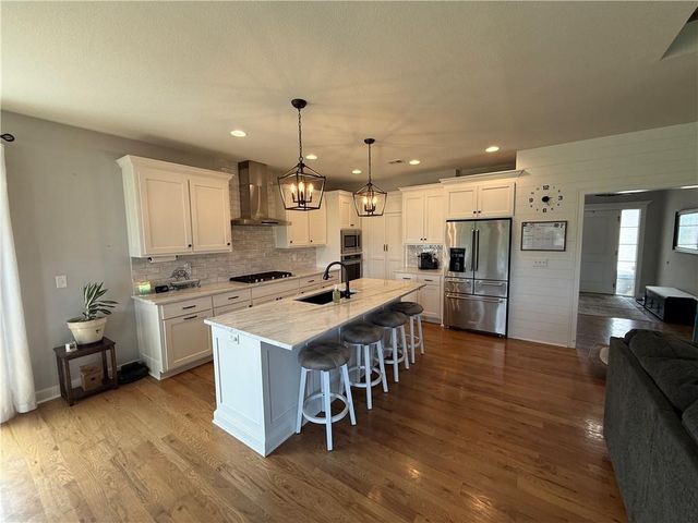 22905 S Creekview Drive, Peculiar, MO 64078