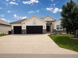 22905 S Creekview Drive, Peculiar, MO 64078