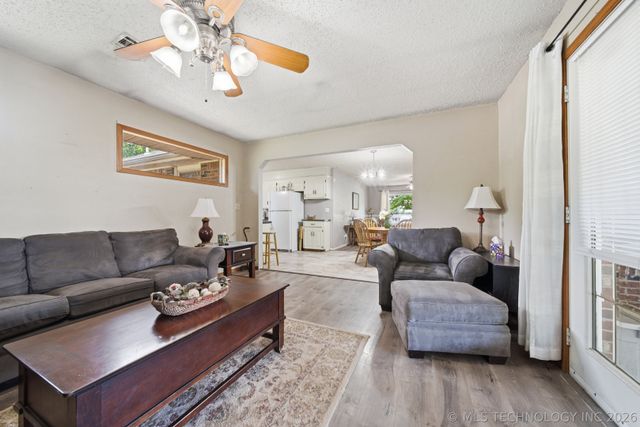 707 W 46th Place, Sand Springs, OK 74063