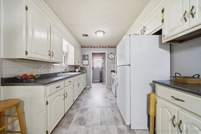 707 W 46th Place, Sand Springs, OK 74063