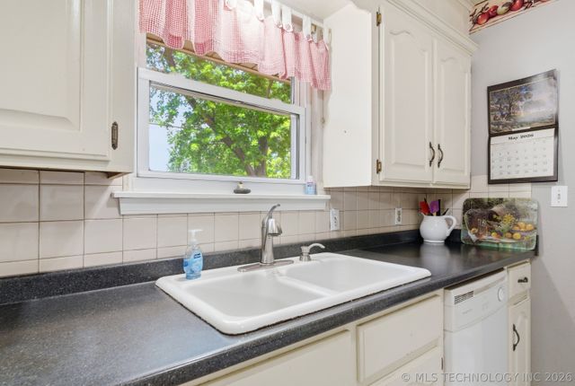 707 W 46th Place, Sand Springs, OK 74063