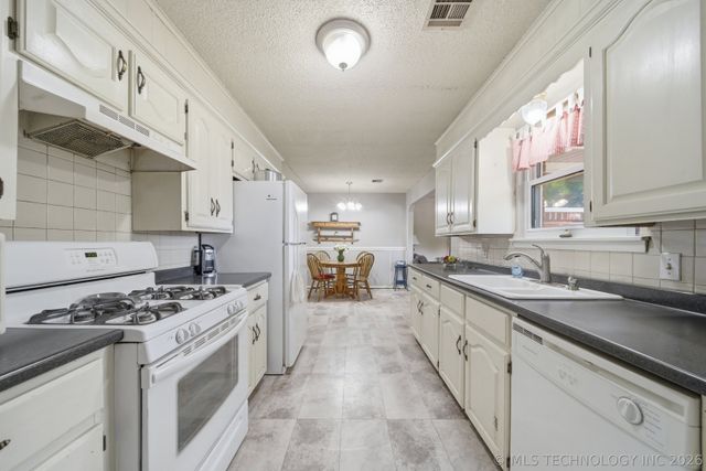 707 W 46th Place, Sand Springs, OK 74063