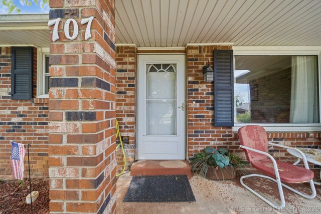 707 W 46th Place, Sand Springs, OK 74063