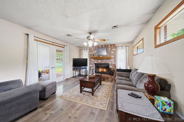 707 W 46th Place, Sand Springs, OK 74063