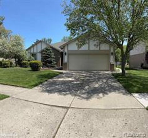 52156 Antler Drive, Macomb, MI 48042