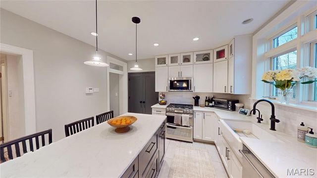 421 West Point Court, University City, MO 63130