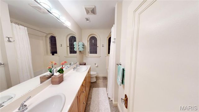 421 West Point Court, University City, MO 63130