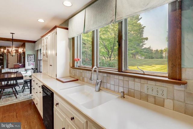 1334 BEACONFIELD LN, Lancaster, PA 17601