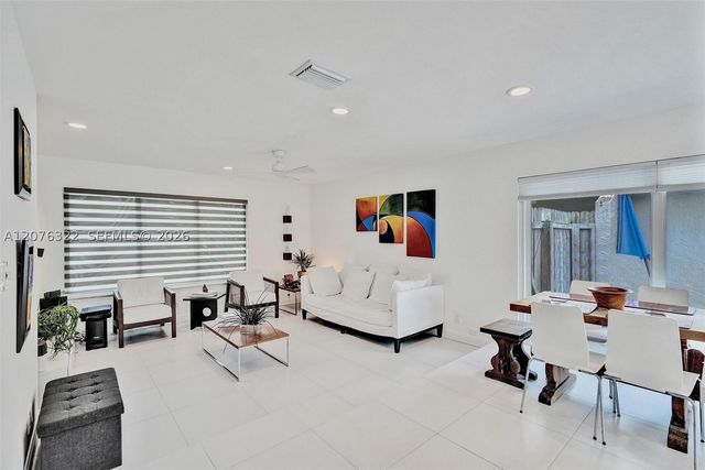 18 Boxwood Rd, Hollywood, FL 33021