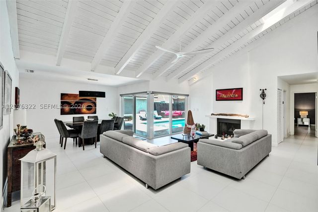18 Boxwood Rd, Hollywood, FL 33021