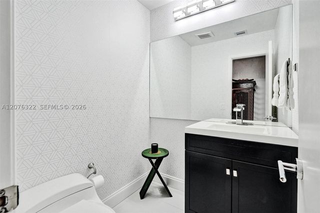 18 Boxwood Rd, Hollywood, FL 33021