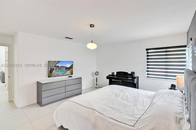 18 Boxwood Rd, Hollywood, FL 33021