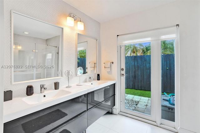 18 Boxwood Rd, Hollywood, FL 33021