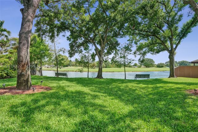 18 Boxwood Rd, Hollywood, FL 33021