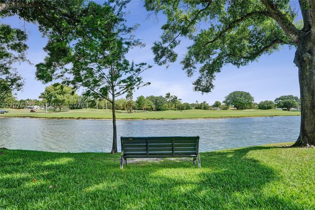 18 Boxwood Rd, Hollywood, FL 33021
