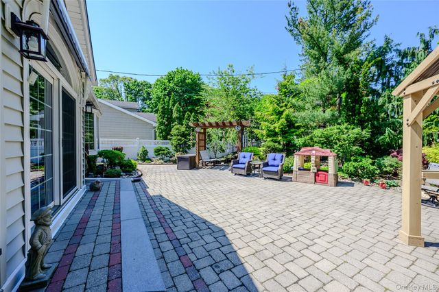 10 Dorset Lane, Rockville Centre, NY 11570