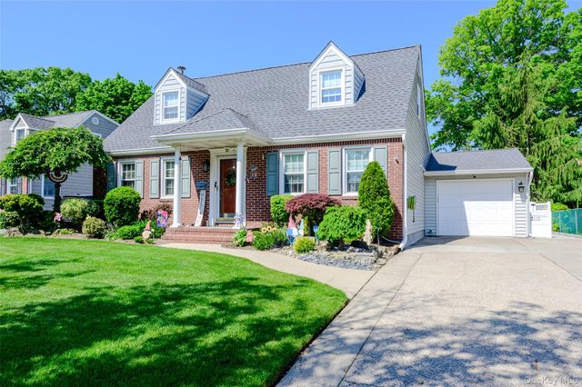 10 Dorset Lane, Rockville Centre, NY 11570
