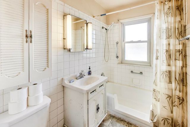 998 S Swain Avenue, Elmhurst, IL 60126