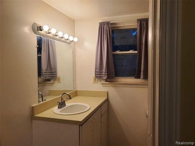 1110 Myrtle Avenue, Waterford, MI 48328