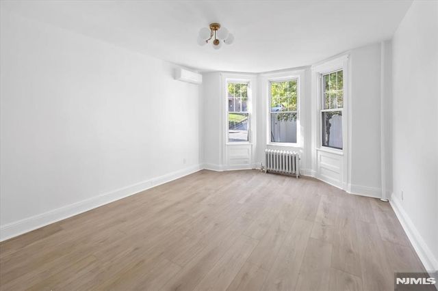 46 Garden Place, Edgewater, NJ 07020