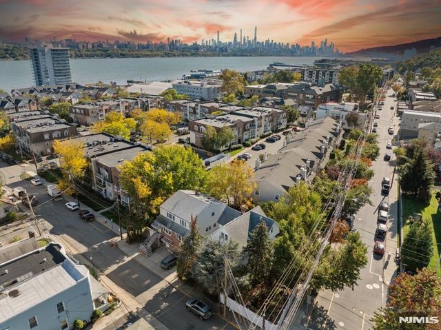 46 Garden Place, Edgewater, NJ 07020