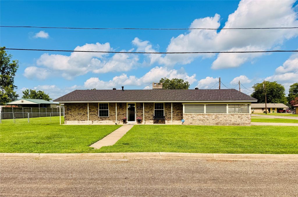 100 Vatra Street, Mount Vernon, TX 75457