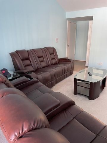 624 Berkley Court V2, Schaumburg, IL 60194