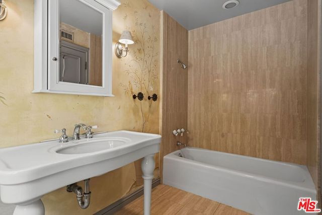 575 N Beverly Glen Boulevard, Los Angeles, CA 90077