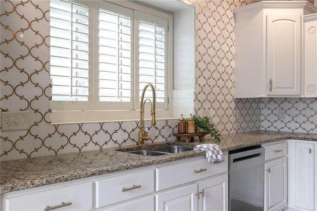 4232 NE Tremont Court, Lee's Summit, MO 64064