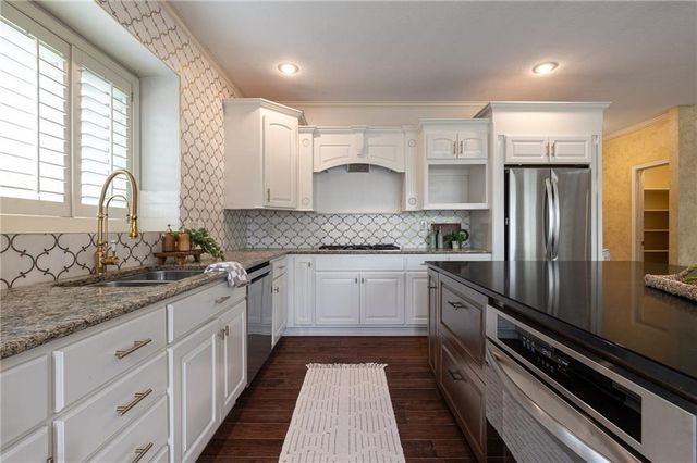 4232 NE Tremont Court, Lee's Summit, MO 64064
